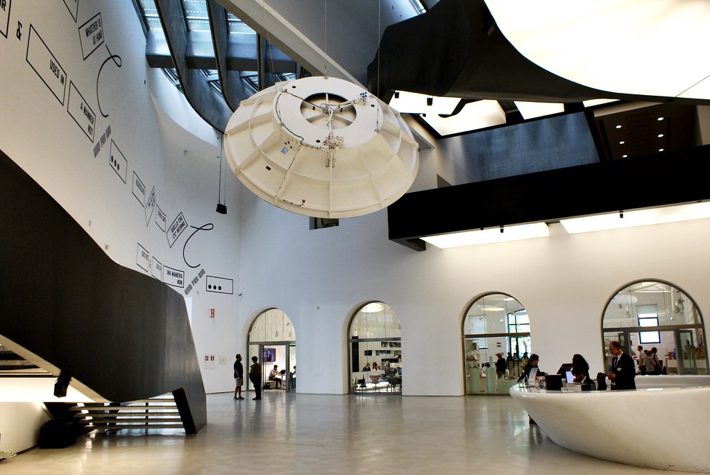 Intérieur spatial du Musée Maxxi à Rome.