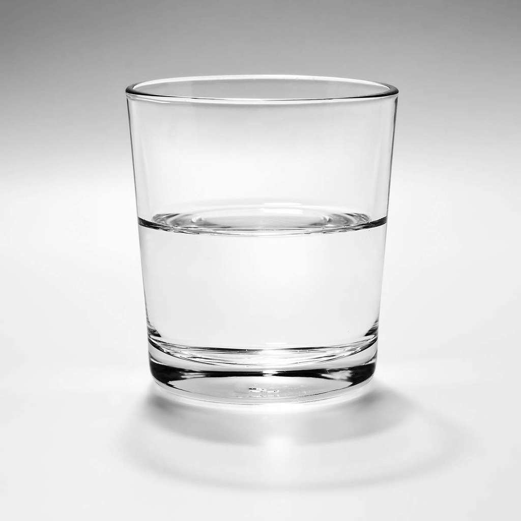 На столе стоит стакан а в стакане пусто