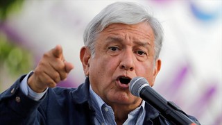 PÁG. 2 (3). Andrés Manuel López Obrador, acompañado de un séquito de políticos y empresarios verdaderamente peligroso es el menos deplorable de los candidatos a la presidencia de la