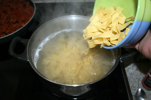 26 - Nudeln kochen / Cook noodles