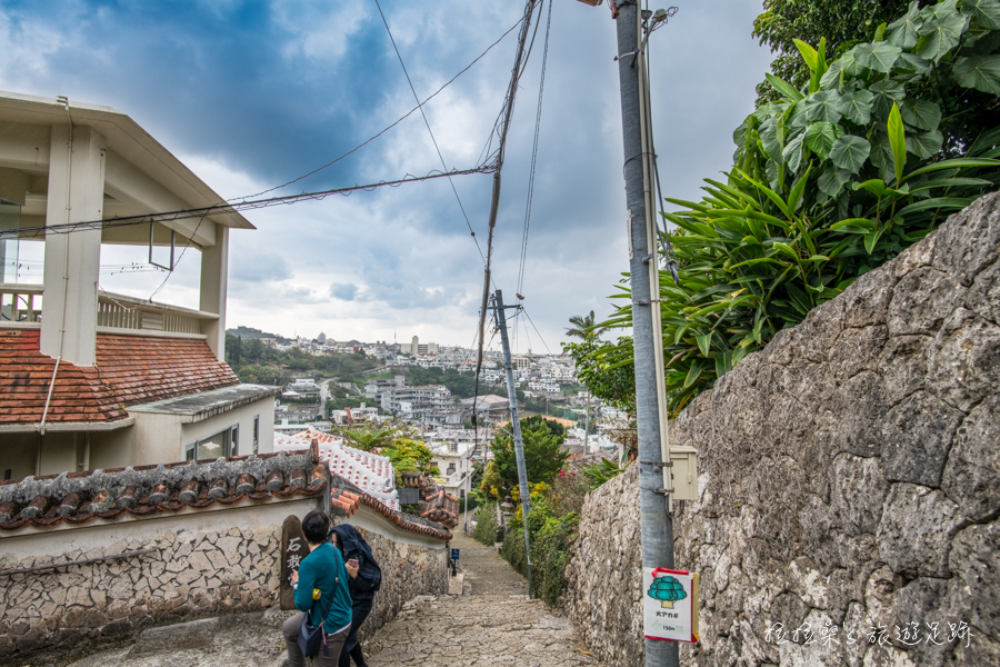 日本沖繩金城町石疊道，漫步於滿滿古意的日本百選步道，伴著迷人的沖繩市景，感受琉球古道的幽與靜
