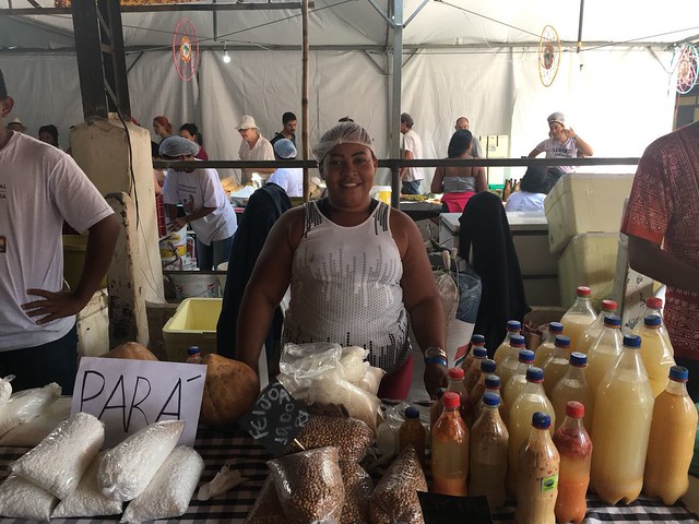 Fabíola Pereira mostra os produtos que trouxe do Pará para a Terceira Feira Nacional da Reforma Agrária  - Créditos: Letícia Sepúlveda 