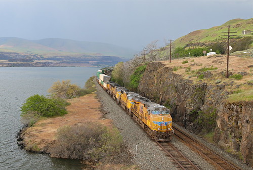 trains railroads unionpacific up portlandsubdivision intermodaltrains columbiagorge columbiariver thedalles oregon rain