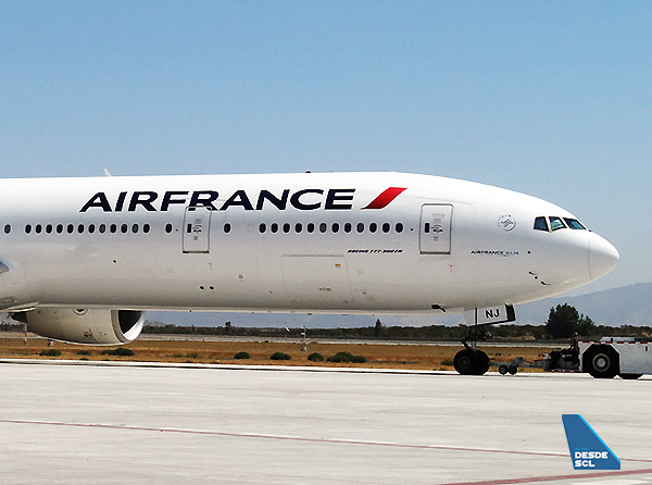 Air France B777-300ER F-GZNJ front SCL (RD)