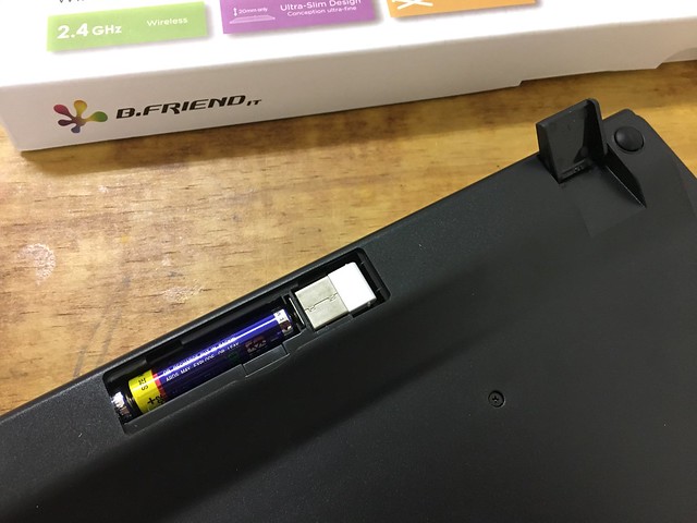 接收器可以收納在電池蓋裡（我電池裝反了，小朋友不要學）＠B.FRIEND RF1430K 2.4G無線鍵盤