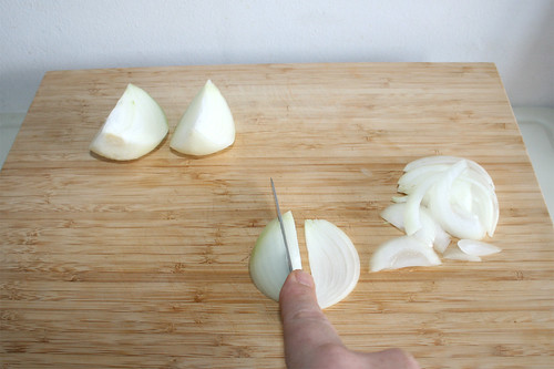 15 - Zwiebeln in Ringe schneiden / Cut onion in half rings