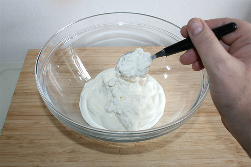 27 - Sauerrahm & Hüttenkäse in große Schüssel geben / Put sour cream & cottage cheese in big bowl