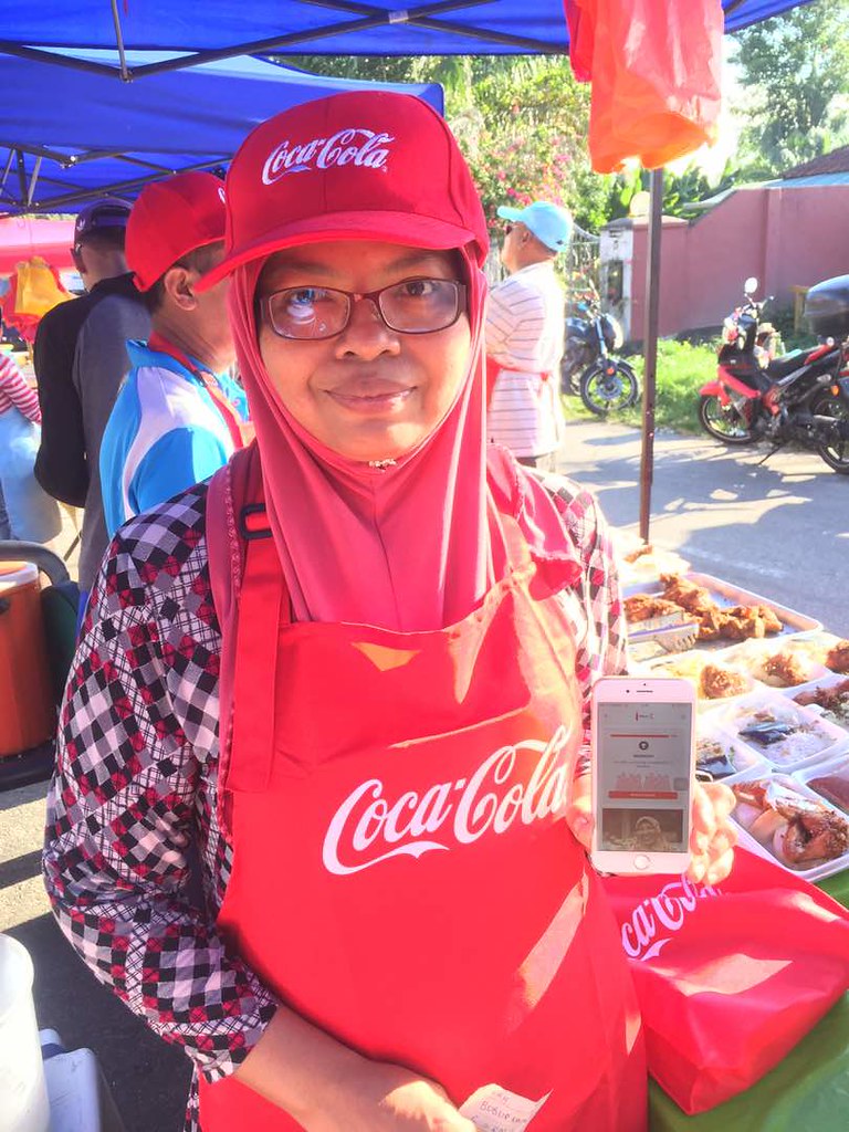 Chicken rice seller Azizah Bt. Abu Bakar from Kampung Pasir received a boost with Coca-Cola KU mobile app training
