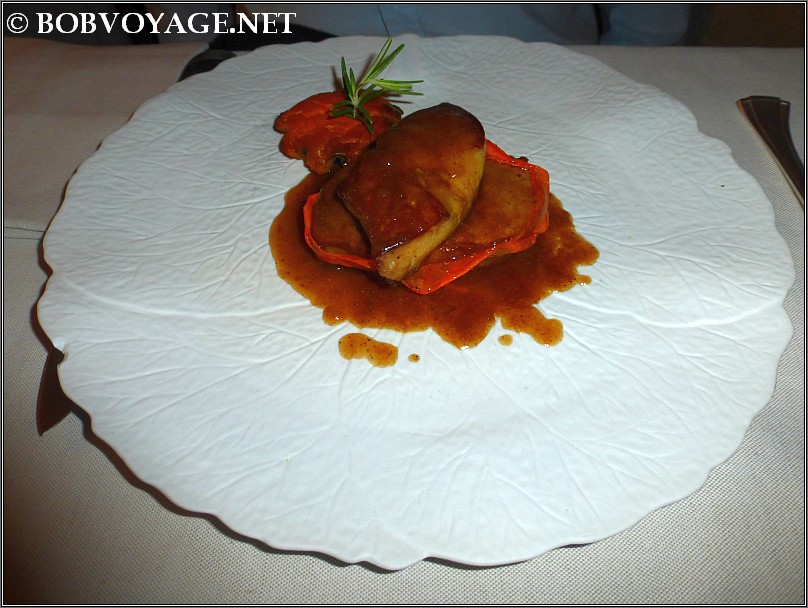 פילה עגל עם כבד אווז ברוטב מרסלה ב- מסעדת Bovio ב- פיימונטה (Piedmont)