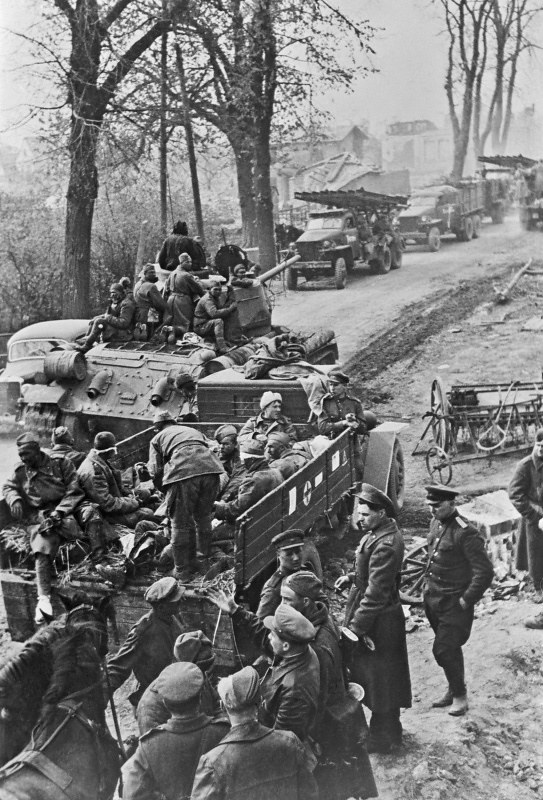 В Берлине 73 года назад Советский, солдат, Берлине, наступающим, Погрузка, собаками, Бойцы, командиры, гвардейского, танкового, корпуса, танка, Т3485, экипажем, раненных, Рейхстагом, запряженной, военный, грузовик, ЗИС5в