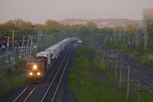 cp8948 cp9536 cp133 expressway tofc pointeclaire montreal quebec train intermodaltrain intermodal ge generalelectric gevo es44ac ac4400cw