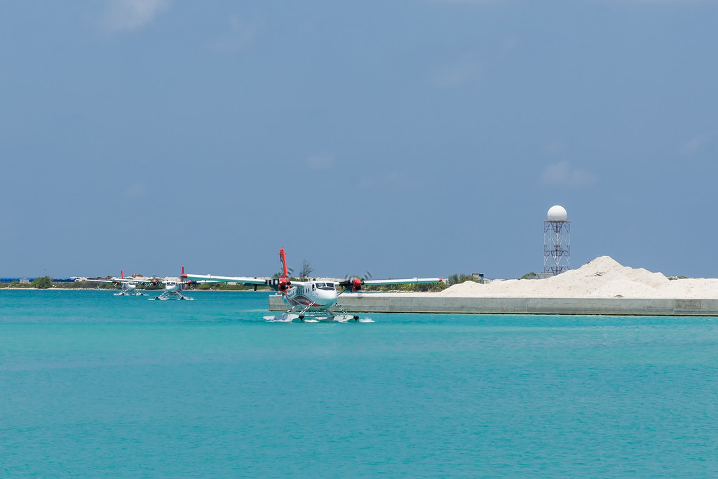 Сочетать несочетаемое. Командировка... на Мальдивы. День 1й. аэропорт, срочно, курортов, Почти, очень, строят, Курорт, Мальдивы, посадки, летают, будет, может, босиком, строится, Взлет, Новая, часть, построена, большой, новых