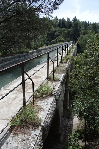 Canal de Carpentras - Walking from L'Isle-sur-la-Sorgue to Fontaine-de-Vaucluse, France