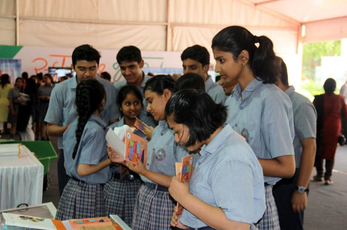 विज्ञान एवं प्रौद्योगिकी विभाग द्वारा आयोजित प्रदर्शनी में भाग लेते बच्चे