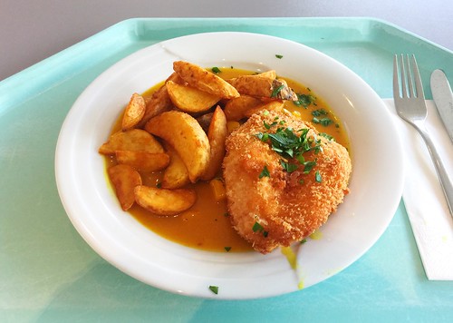 Crispy chicken breast with fruity curry sauce / Hähnchenbrust in der Knusperpanade mit fruchtiger Currysauce