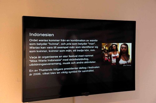 Indonesiens warias bygger ordet av "kvinna" och "man"
