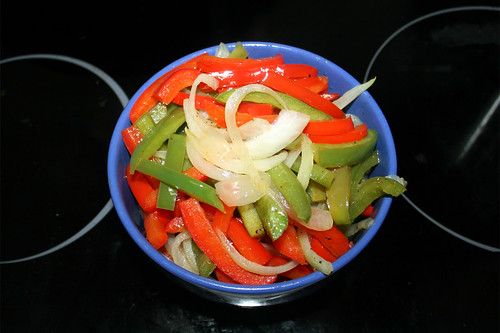 25 - Paprika & -Zwiebel entnehmen & bei Seite stellen / Remove & put aside bell pepper & onion