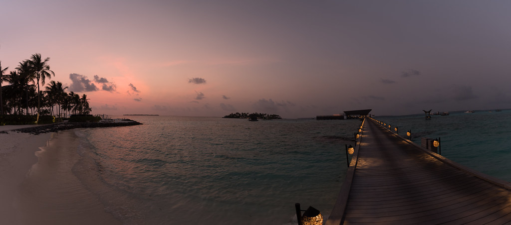 Сочетать несочетаемое. Командировка... на Мальдивы. День 2й. Второй, мостики, торопится, приводнится, захода, солнца, темноте, полеты, гидропланах, осуществляются, Солнце, горизонтом, тропы, подсвечены, Последний, небольшими, лампами, ночная, вылазка, светит