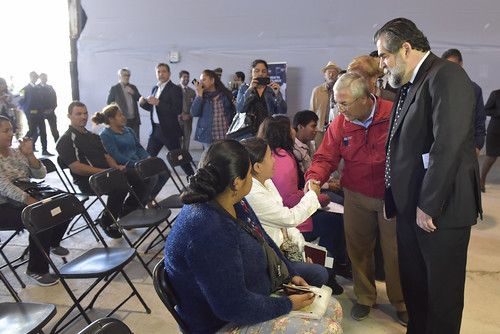 Intendente Quezada junto al subsecretario del Interior inspeccionado el proceso de migración.