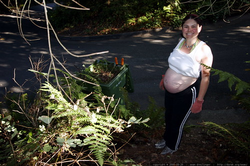 pregnant gardener    mg 1469