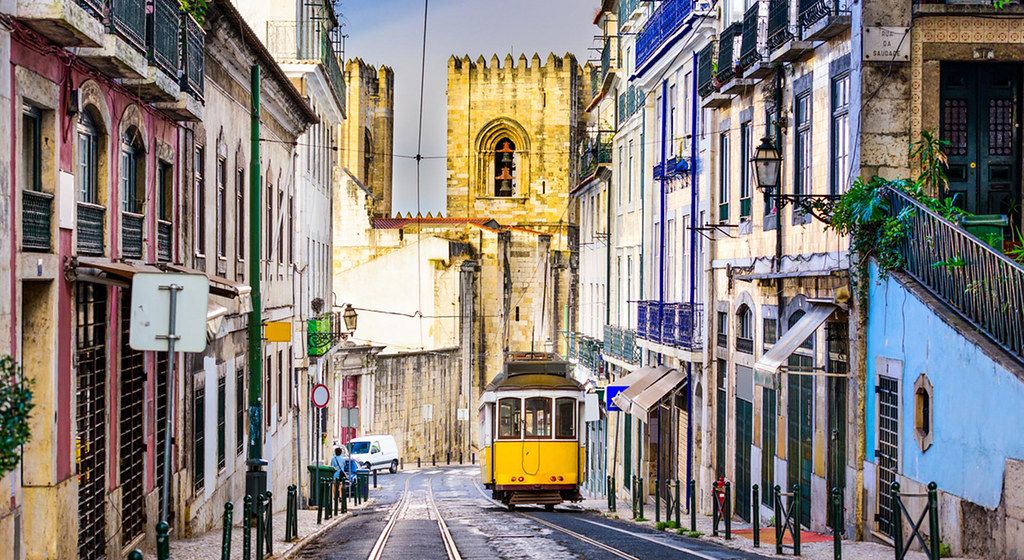 Lisbon - The Most Romantic Honeymoon Destinations in Europe (planningforeurope.com) (4)