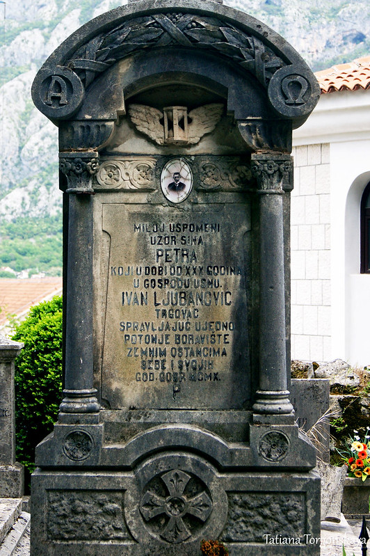 Старый надгробный памятник