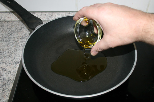 22 - Olivenöl in Pfanne erhitzen / Heat up some olive oil in pan