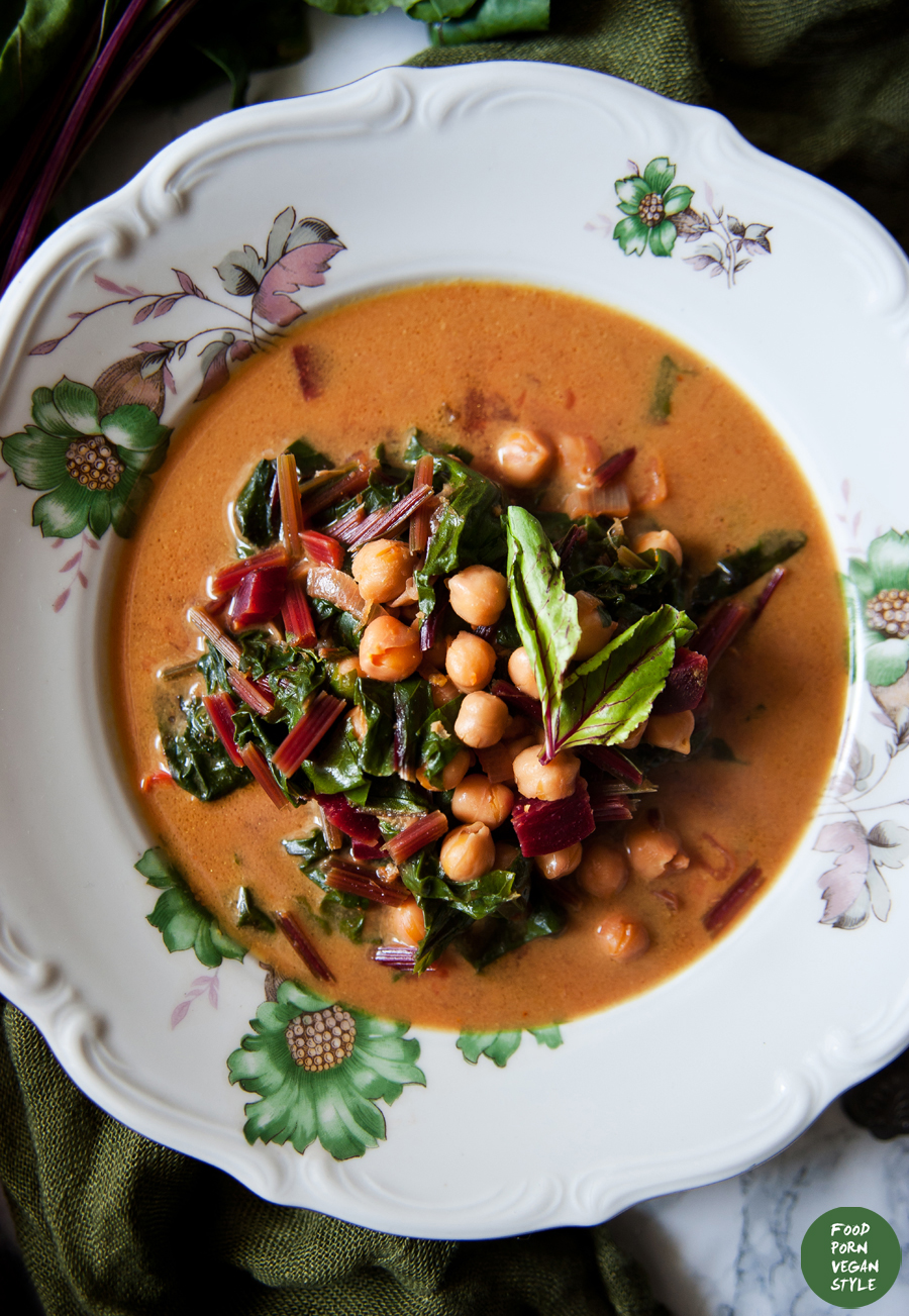 Beet leaves curry with chickpeas / Curry z botwinki