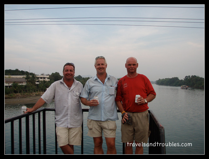 Met Dean en Henk op de brug over de "river Kwai"
