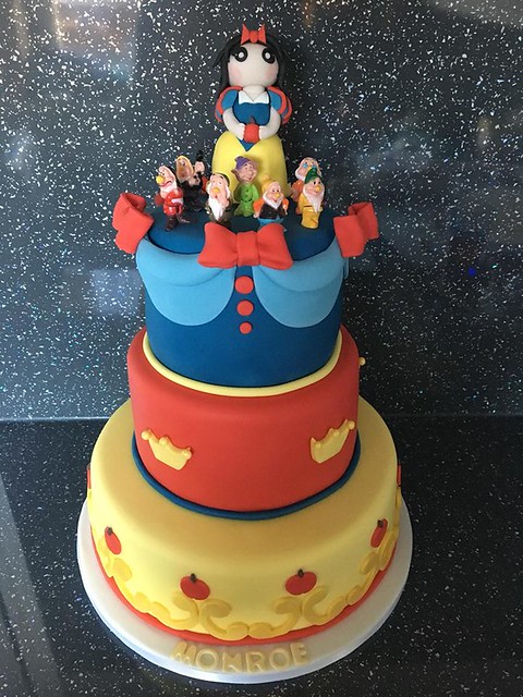 Snow White Cake by Cake Fairy
