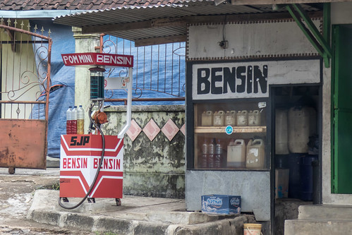 gasoline gasstation indonesia java bensin gas fillingstation petrol