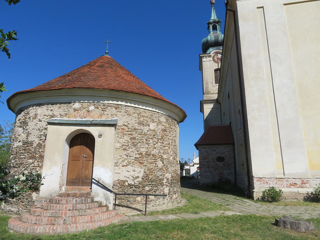 Kirche und Karner Hradek