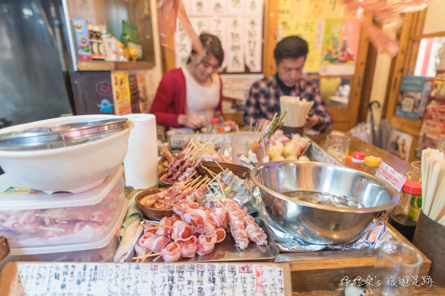 日本沖繩國際通屋台村，匯集了沖繩各式在地美食攤位，越夜越熱鬧的小街區，一起感受日本居酒屋的迷人氛圍