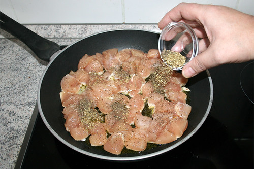24 - Hähnchenbrust mit Salz, Pfeffer, Oregano & Basilikum würzen / Season chicken dices with salt, pepper, oregano & basil